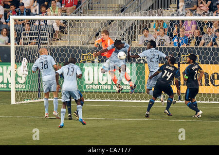 Philadelphia, USA. 23 Juni, 2012. Philadelphia Union goalie Zac MacMath Kämpfe aus sportlichen KC Angreifer im Netz während einer professionellen MLS Soccer/Football Match Stockfoto