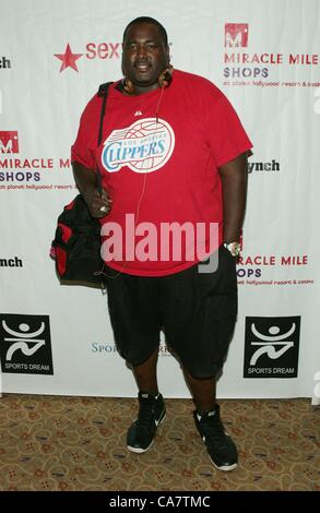 Quinton Aaron im Ankunftsbereich zugunsten 12. jährlichen Sport Dream Bowl, Texas Station Texas Star Lanes, Las Vegas, NV 23. Juni 2012. Foto von: James Atoa/Everett Collection/Alamy Live-Nachrichten Stockfoto