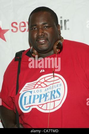 Quinton Aaron im Ankunftsbereich zugunsten 12. jährlichen Sport Dream Bowl, Texas Station Texas Star Lanes, Las Vegas, NV 23. Juni 2012. Foto von: James Atoa/Everett Collection/Alamy Live-Nachrichten Stockfoto