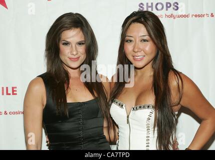 Tiffany Michelle, Maria Ho im Ankunftsbereich zugunsten 12. jährlichen Sport Dream Bowl, Texas Station Texas Star Lanes, Las Vegas, NV 23. Juni 2012. Foto von: James Atoa/Everett Collection/Alamy Live-Nachrichten Stockfoto