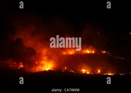 Wald Feuer wütet mit intensiven Flammen und Rauch nachts in zentrale Utah. Holz hohl Blaze am Rand der ländlichen Gemeinde Brunnen grün. Feuer breitet sich über viele Meilen, wenn Sie trocken Dürre heimgesucht, Rasen, Sträucher und Bäume. Verschiedene Strukturen und Hütten wurden zerstört. Bereich hat viele Rinder, shee Stockfoto