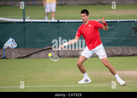 24.06.2012. die Wimbledon Tennis Championships 2012 statt bei den All England Lawn Tennis and Croquet Club, London, England, UK.    Verteidigung von Champion Novak DJOKOVIC (SRB) [1] auf der Aorangi Praxis Courts in The All England Lawn Tennis Club am Tag vor dem WM-Start. Kreditrahmen: © Stockfoto