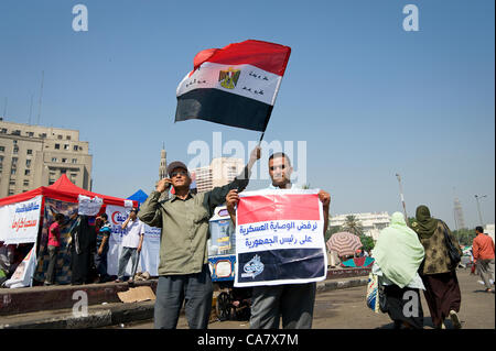 Ägypten, Kairo: Tausende Ägypter demonstrieren auf dem Tahrir-Platz für ein faires Ergebnis der Präsidentschaftswahlen und dann feiern, dass der Kandidat von der muslimischen Bruderschaft Mohamed Mursi die Wahlen gewonnen. Stockfoto