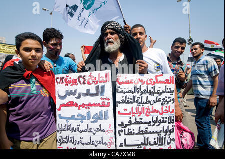 Ägypten, Kairo: Tausende Ägypter demonstrieren auf dem Tahrir-Platz für ein faires Ergebnis der Präsidentschaftswahlen und dann feiern, dass der Kandidat von der muslimischen Bruderschaft Mohamed Mursi die Wahlen gewonnen. Stockfoto