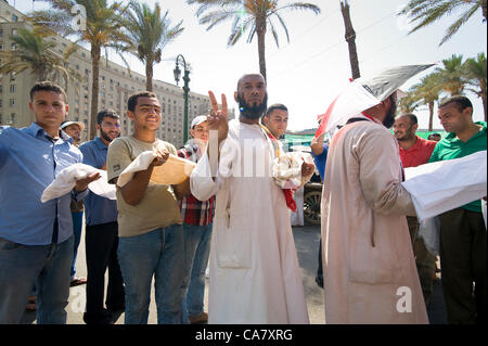 Ägypten, Kairo: Tausende Ägypter demonstrieren auf dem Tahrir-Platz für ein faires Ergebnis der Präsidentschaftswahlen und dann feiern, dass der Kandidat von der muslimischen Bruderschaft Mohamed Mursi die Wahlen gewonnen. Stockfoto