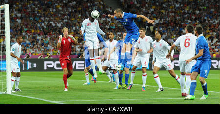 24.06.2012, Kiew, Ukraine.  Englands Danny Welbeck (22) und Italiens Leonardo Bonucci (19) Herausforderung für den Ball während der UEFA EURO 2012 Viertelfinale Fußball match England Vs Italien im NSC Olimpijskij Olympiastadion in Kiew, Kiew, Ukraine, 24. Juni 2012. Stockfoto