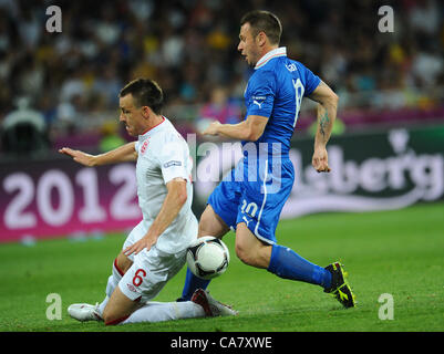 24.06.2012, Kiew, Ukraine.  Englands JohnTerry (L) und Italiens Antonio Cassano Herausforderung für den Ball während der UEFA EURO 2012 Viertelfinale Fußball match England Vs Italien im NSC Olimpijskij Olympiastadion in Kiew, Kiew, Ukraine, 24. Juni 2012. Stockfoto