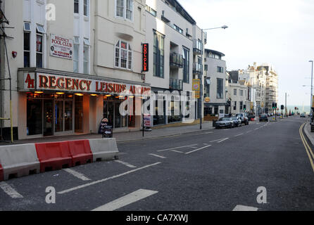 Brighton Großbritannien 24. Juni 2012 - West Street Brighton verödet, als das Spiel England gegen Italien heute Abend beginnt Stockfoto