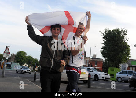 Brighton UK 24. Juni 2012 - England-Fans auf den Straßen von Brighton vor gerade heute Abend das Spiel gegen Italien Stockfoto