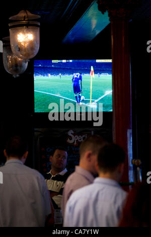 London UK 24. Juni 2012 - England-Fans an den Kais Pub in London gerade heute Abend das Spiel gegen Italien Stockfoto