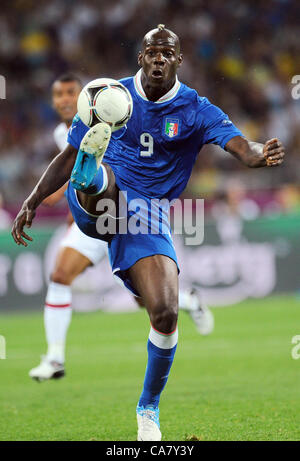 24.06.2012, Kiew, Ukraine. Italiens Mario Balotelli steuert den Ball während der UEFA EURO 2012 Viertelfinale Fußballspiel England Vs Italien im NSC Olimpijskij Olympiastadion in Kiew, Kiew, Ukraine, 24. Juni 2012. Stockfoto