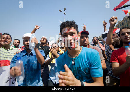 Ägypten, Kairo: Tausende Ägypter demonstrieren auf dem Tahrir-Platz für ein faires Ergebnis der Präsidentschaftswahlen und dann feiern, dass der Kandidat von der muslimischen Bruderschaft Mohamed Mursi die Wahlen gewonnen. Stockfoto