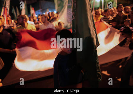 24. Juni 2012 - Gaza-Stadt, Gaza-Streifen - Palästinenser halten nationale und ägyptische Fahnen feiern sie den Sieg der Muslim-Bruderschaft Präsidentschaftskandidat Mohamed Morsi, an den ägyptischen Wahlen. Arabische Regierungen und Führer begrüßt die Wahl von Mursi Ägyptens erster Präsident nach dem Sturz von Hosni Mubarak (Credit-Bild: © Wesam Nassar/APA Images/ZUMAPRESS.com) Stockfoto