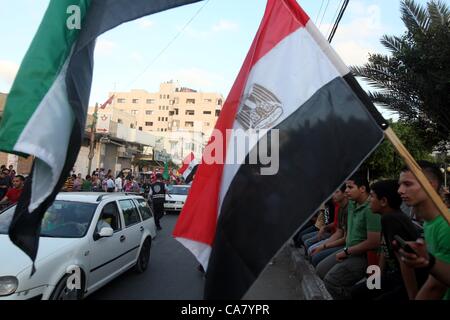 24. Juni 2012 - Gaza-Stadt, Gazastreifen, Palästina - Palästinenser halten nationale und ägyptische Fahnen, wie sie in Gaza-Stadt, den Sieg der Muslim-Bruderschaft Präsidentschaftskandidat Mohamed Morsi, bei den ägyptischen Wahlen am 24. Juni 2012 feiern. Arabische Regierungen und Führer begrüßt die Wahl von der Muslim-Bruderschaft Mohamed Morsi Ägyptens erster Präsident nach dem Sturz von Hosni Mubarak (Credit-Bild: © Majdi Fathi/APA Images/ZUMAPRESS.com) Stockfoto