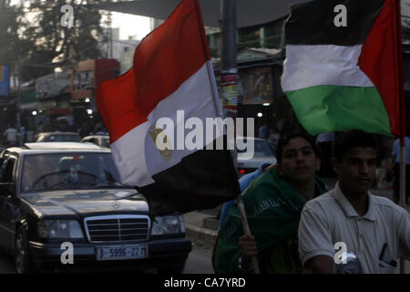 24. Juni 2012 - Rafah, Gaza-Streifen, Palästinensische Gebiete - Palästinenser halten nationale und ägyptische Fahnen, wie sie in Rafah Stadt im südlichen Gazastreifen, den Sieg des Präsidentschaftskandidaten der Muslim-Bruderschaft, Mohamed Morsi in den ägyptischen Präsidentschaftswahlen am 24. Juni 2012 zu feiern. Arabische Regierungen und Führer begrüßt die Wahl von Mursi Ägyptens erster Präsident nach dem Sturz von Hosni Mubarak (Credit-Bild: © Eyad Al Baba/APA Images/ZUMAPRESS.com) Stockfoto