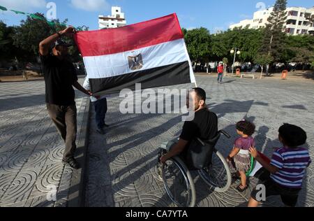 24. Juni 2012 - Gaza-Stadt, Gazastreifen, Palästina - Palästinenser halten nationale und ägyptische Fahnen, wie sie in Gaza-Stadt, den Sieg der Muslim-Bruderschaft Präsidentschaftskandidat Mohamed Morsi, bei den ägyptischen Wahlen am 24. Juni 2012 feiern. Arabische Regierungen und Führer begrüßt die Wahl von der Muslim-Bruderschaft Mohamed Morsi Ägyptens erster Präsident nach dem Sturz von Hosni Mubarak (Credit-Bild: © Majdi Fathi/APA Images/ZUMAPRESS.com) Stockfoto