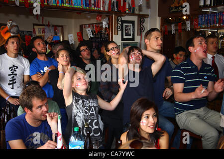 LA PAZ, BOLIVIEN, 24. Juni 2012. Eine Mischung aus englischen Reisenden und Expats sehen sich das Viertelfinalspiel der UEFA-Fußball-Europameisterschaft zwischen England und Italien im Fernsehen in Olivers English Pub in La Paz, Bolivien an. Stockfoto