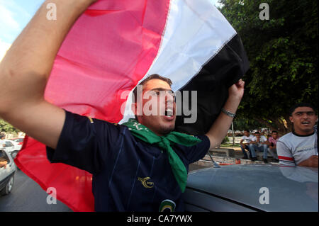 24. Juni 2012 - Gaza-Stadt, Gazastreifen, Palästina - Palästinenser halten nationale und ägyptische Fahnen, wie sie in Gaza-Stadt, den Sieg der Muslim-Bruderschaft Präsidentschaftskandidat Mohamed Morsi, bei den ägyptischen Wahlen am 24. Juni 2012 feiern. Arabische Regierungen und Führer begrüßt die Wahl von der Muslim-Bruderschaft Mohamed Morsi Ägyptens erster Präsident nach dem Sturz von Hosni Mubarak (Credit-Bild: © Majdi Fathi/APA Images/ZUMAPRESS.com) Stockfoto