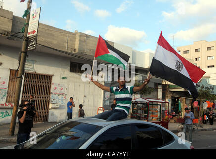 24. Juni 2012 - Gaza-Stadt, Gazastreifen, Palästina - Palästinenser halten nationale und ägyptische Fahnen, wie sie in Gaza-Stadt, den Sieg der Muslim-Bruderschaft Präsidentschaftskandidat Mohamed Morsi, bei den ägyptischen Wahlen am 24. Juni 2012 feiern. Arabische Regierungen und Führer begrüßt die Wahl von der Muslim-Bruderschaft Mohamed Morsi Ägyptens erster Präsident nach dem Sturz von Hosni Mubarak (Credit-Bild: © Majdi Fathi/APA Images/ZUMAPRESS.com) Stockfoto