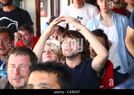 LA PAZ, Bolivien, 24. Juni 2012. Eine Mischung aus englische Reisende und Expats sehen Sie die Fußball-Europameisterschaft Quartal Endspiel zwischen England und Italien im Fernsehen in Olivers englischen Pub in La Paz. Stockfoto