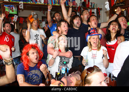 LA PAZ, BOLIVIEN, 24. Juni 2012. Eine Mischung aus englischen Reisenden und Expats sehen sich das Viertelfinalspiel der UEFA-Fußball-Europameisterschaft zwischen England und Italien im Fernsehen in Olivers English Pub in La Paz, Bolivien an. Stockfoto