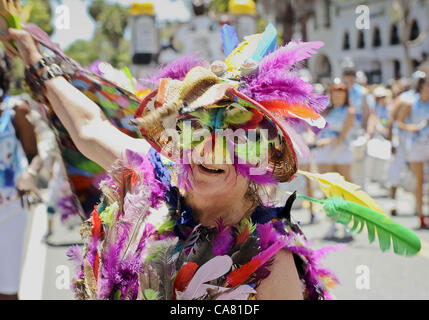 23. Juni 2012 - Santa Barbara, Kalifornien, USA - der 38th jährlichen Santa Barbara Summer Solstice Parade, mit einem Thema heuer '' Fantasy'' macht seinen Weg, State Street. Singen und tanzen, rund 1.000 Parade Teilnehmer in bunten Kostümen und skurrilen Menschen betriebene schwebt unterhaltene Massen entlang dieser Straße. Die dreitägige Solstice Feier zieht mehr als 100.000 Menschen, je nach Veranstalter. (Kredit-Bild: © PJ Heller/ZUMAPRESS.com) Stockfoto