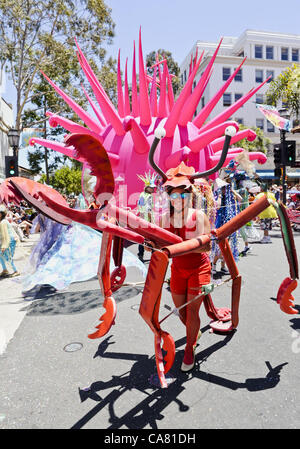 23. Juni 2012 - Santa Barbara, Kalifornien, USA - der 38th jährlichen Santa Barbara Summer Solstice Parade, mit einem Thema heuer '' Fantasy'' macht seinen Weg, State Street. Singen und tanzen, rund 1.000 Parade Teilnehmer in bunten Kostümen und skurrilen Menschen betriebene schwebt unterhaltene Massen entlang dieser Straße. Die dreitägige Solstice Feier zieht mehr als 100.000 Menschen, je nach Veranstalter. (Kredit-Bild: © PJ Heller/ZUMAPRESS.com) Stockfoto