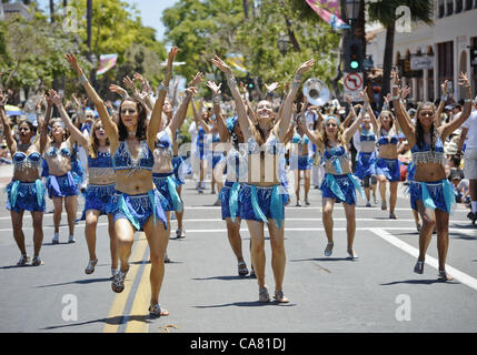 23. Juni 2012 - Santa Barbara, Kalifornien, USA - der 38th jährlichen Santa Barbara Summer Solstice Parade, mit einem Thema heuer '' Fantasy'' macht seinen Weg, State Street. Singen und tanzen, rund 1.000 Parade Teilnehmer in bunten Kostümen und skurrilen Menschen betriebene schwebt unterhaltene Massen entlang dieser Straße. Die dreitägige Solstice Feier zieht mehr als 100.000 Menschen, je nach Veranstalter. (Kredit-Bild: © PJ Heller/ZUMAPRESS.com) Stockfoto