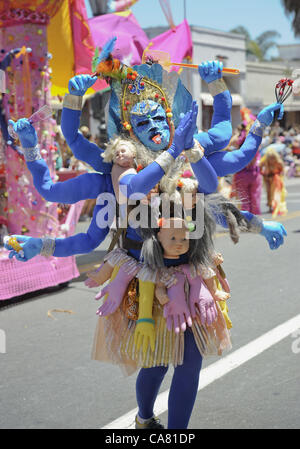 23. Juni 2012 - Santa Barbara, Kalifornien, USA - der 38th jährlichen Santa Barbara Summer Solstice Parade, mit einem Thema heuer '' Fantasy'' macht seinen Weg, State Street. Singen und tanzen, rund 1.000 Parade Teilnehmer in bunten Kostümen und skurrilen Menschen betriebene schwebt unterhaltene Massen entlang dieser Straße. Die dreitägige Solstice Feier zieht mehr als 100.000 Menschen, je nach Veranstalter. (Kredit-Bild: © PJ Heller/ZUMAPRESS.com) Stockfoto