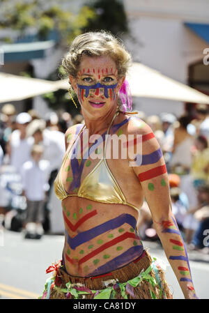 23. Juni 2012 - Santa Barbara, Kalifornien, USA - der 38th jährlichen Santa Barbara Summer Solstice Parade, mit einem Thema heuer '' Fantasy'' macht seinen Weg, State Street. Singen und tanzen, rund 1.000 Parade Teilnehmer in bunten Kostümen und skurrilen Menschen betriebene schwebt unterhaltene Massen entlang dieser Straße. Die dreitägige Solstice Feier zieht mehr als 100.000 Menschen, je nach Veranstalter. (Kredit-Bild: © PJ Heller/ZUMAPRESS.com) Stockfoto