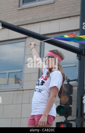 Die Chicago Gay Pride Parade begann am Mittag bei Montrose und Broadway auf der Nordseite der Stadt.  Hunderttausende von Zuschauern wurden erwartet, säumen die Straßen, um die Parade im Stadtteil Lakeview vorbeiziehen sehen.  Gouverneur von Illinois, Pat Quinn und Chicago Bürgermeister Rahm Emanuel gehörten zu den Parade-Teilnehmern. Dieses bunte jährliche Spektakel hat in den letzten Jahren größere Menschenmengen anzieht.  In diesem Jahr wurde die Paradestrecke von nur wenige Häuserblöcke verlängert. Stockfoto