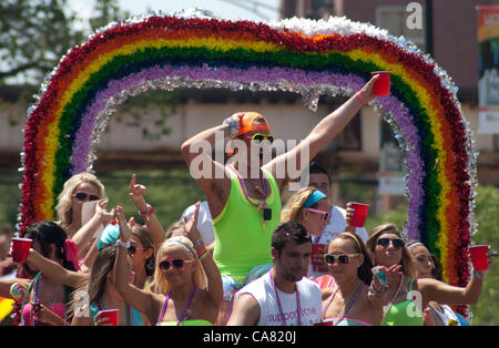 24. Juni 2012 - Chicago, Illinois, USA - The Chicago Gay Pride Parade begann am Mittag auf der Nordseite der Stadt. Hunderttausende von Zuschauern wurden erwartet, säumen die Straßen, um die Parade im Stadtteil Lakeview sehen. Dieses bunte jährliche Spektakel zieht größere Menschenmengen in den letzten Jahren, und in diesem Jahr wurde die Strecke verlängert, indem nur wenige Häuserblöcke. (Kredit-Bild: © Karen I. Hirsch/ZUMAPRESS.com) Stockfoto