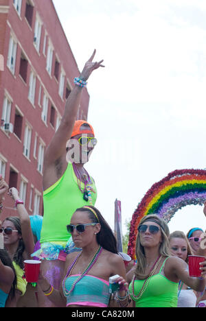 Die Chicago Gay Pride Parade begann am Mittag bei Montrose und Broadway auf der Nordseite der Stadt.  Hunderttausende von Zuschauern wurden erwartet, säumen die Straßen, um die Parade im Stadtteil Lakeview vorbeiziehen sehen.  Gouverneur von Illinois, Pat Quinn und Chicago Bürgermeister Rahm Emanuel gehörten zu den Parade-Teilnehmern. Dieses bunte jährliche Spektakel hat in den letzten Jahren größere Menschenmengen anzieht.  In diesem Jahr wurde die Paradestrecke von nur wenige Häuserblöcke verlängert. Stockfoto