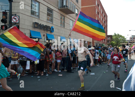 Die Chicago Gay Pride Parade begann am Mittag bei Montrose und Broadway auf der Nordseite der Stadt.  Hunderttausende von Zuschauern wurden erwartet, säumen die Straßen, um die Parade im Stadtteil Lakeview vorbeiziehen sehen.  Gouverneur von Illinois, Pat Quinn und Chicago Bürgermeister Rahm Emanuel gehörten zu den Parade-Teilnehmern. Dieses bunte jährliche Spektakel hat in den letzten Jahren größere Menschenmengen anzieht.  In diesem Jahr wurde die Paradestrecke von nur wenige Häuserblöcke verlängert. Stockfoto