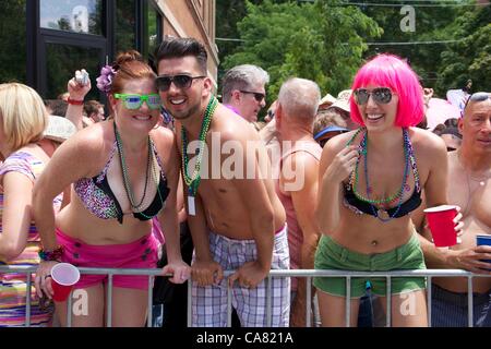 Chicago, Illinois, USA, 24. Juni 2012. Zuschauer bei der 2012-Pride-Parade. Die Parade zog eine Menge von 850.000 Menschen. Stockfoto