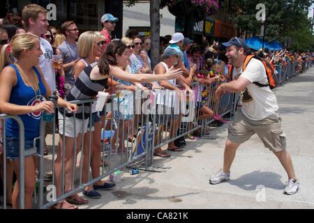 Chicago, Illinois, USA, 24. Juni, 2012 junge Mann tanzt in der 2012-Pride-Parade. Die Parade zog eine Menge von 850.000 Menschen. Stockfoto