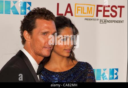 Matthew McConaughey, Camila Alves im Ankunftsbereich für MAGIC MIKE Premiere auf der Los Angeles Film Festival (LAFF), Königliche Kinos L.A. Live, Los Angeles, CA 24. Juni 2012. Foto von: Emiley Schweich/Everett Collection Stockfoto