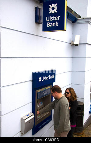 25. Juni 2012. Ardara, County Donegal, Irland. Menschen versuchen, ein ATM bei einer Ulster Bank als die Computer-Kernschmelze zu verwenden oder "Systeme Glitch" beeinflussen, RBS, NatWest und Ulster Banken weiter. Sie sind 16,9 Millionen Menschen nicht in der Lage, Zugang zu Bargeld in Großbritannien und Irland überlassen. Foto von: Richard Wayman/Alamy Stockfoto