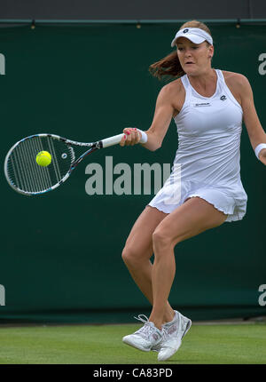 25.06.2012 London, England Agnieszka Radwanska Polens in Aktion gegen Magdalena Rybarikova der Slowakei in der ersten Runde des Spiels bei Wimbledon Tennis Championships in The All England Lawn Tennis Club. Stockfoto