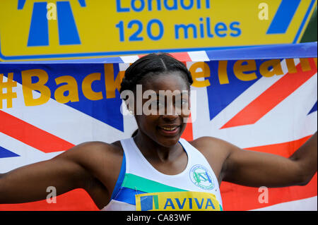 24.06.2012 Birmingham, England. AVIVA 2012 Leichtathletik, Olympia-Trials. Perri Shakes-Drayton gewinnt die Frauen 400 Meter Hürden in Aktion bei Alexander Stadium. Stockfoto