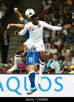 24.06.2012 UKRAINE, Kiew: Euro 2012 Fußball WM Viertelfinal-Match England Vs Italien am 24. Juni 2012 im Olympiastadion in Kiew. Danny Welbeck gewinnt einem Header früh in der ersten Hälfte Stockfoto