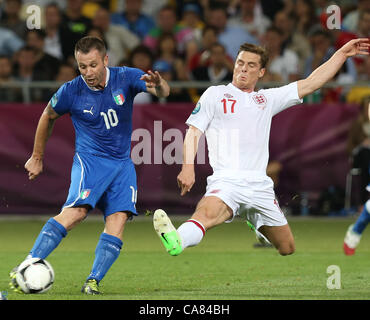 24.06.2012 UKRAINE, Kiew: Euro 2012 Fußball WM Viertelfinal-Match England Vs Italien am 24. Juni 2012 im Olympiastadion in Kiew. Scott Parker bekommt einen Block auf eine italienische Schuss Stockfoto