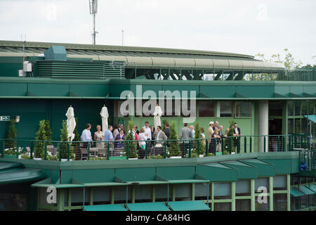 25.06.2012 die Wimbledon Tennis Championships 2012 statt bei den All England Lawn Tennis and Croquet Club, London, England, UK.  Auf dem Gelände - Gesamtansicht.  Zuschauer anzeigen die Tennis aus eine Gästesuite in Court 1  Obligatorische Sturmpartner Foto: Duncan Grove FVK. Tel + 44 7788 260334. Stockfoto