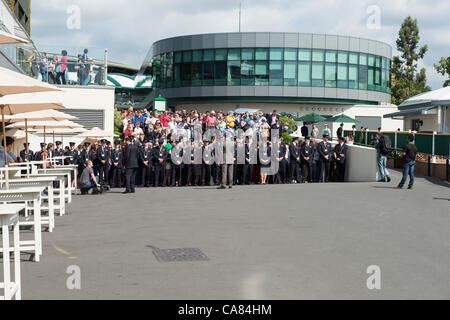 25.06.2012 die Wimbledon Tennis Championships 2012 statt bei den All England Lawn Tennis and Croquet Club, London, England, UK. Stewards zurückhalten den Boden vor der The Championships-Eröffnung am 10:30. Stockfoto