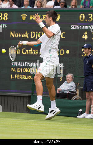 25.06.2012 London, England Novak Djokovic Serbien in Aktion gegen Juan Carlos Ferrero von Spanien in der ersten Runde des Spiels bei Wimbledon Tennis Championships in The All England Lawn Tennis Club. Stockfoto