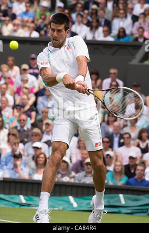 25.06.2012 London, England Novak Djokovic Serbien in Aktion gegen Juan Carlos Ferrero von Spanien in der ersten Runde des Spiels bei Wimbledon Tennis Championships in The All England Lawn Tennis Club. Stockfoto