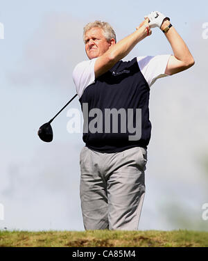 25.06.2012. Sunningdale, Berkshire, England.  Schottlands ehemalige Ryder Cup captain Colin Montgomerie Abschlag im Zeittraining den internationalen Finale der Open Championship im Golfclub Sunningdale, Berkshire, England - Montag, 25. Juni 2012 (Foto: Ian Bines für Actionplus Sport) Stockfoto