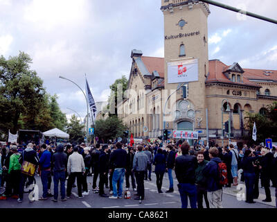 Schönhauser Allee in Prenzlauer Berg, Berlin, Deutschland: Menschen demonstrieren gegen eine Lizenzgebühr Gebührenreform von deutschen Leistung Rechte Organisation GEMA, am 25. Juni 2012. Die Reform wird befürchtet, einen negativen Einfluss auf die blühenden Berliner Club-Szene haben. Stockfoto