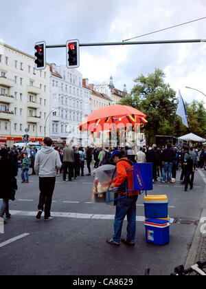 Schönhauser Allee in Prenzlauer Berg, Berlin, Deutschland: ein Händler verkauft Hotdogs während einer Demonstration gegen eine Lizenzgebühr Gebührenreform von deutschen Leistung Rechte Organisation GEMA, am 25. Juni 2012. Die Reform wird befürchtet, einen negativen Einfluss auf die blühenden Berliner Club-Szene haben. Stockfoto