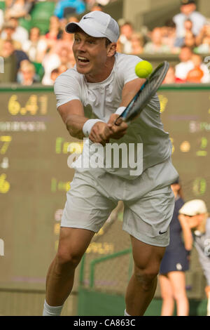 25.06.2012 London, England Tomas Berdych aus Tschechien in Aktion gegen Ernests Gulbis von Lettland in der ersten Runde des Spiels bei Wimbledon Tennis Championships in The All England Lawn Tennis Club. Stockfoto